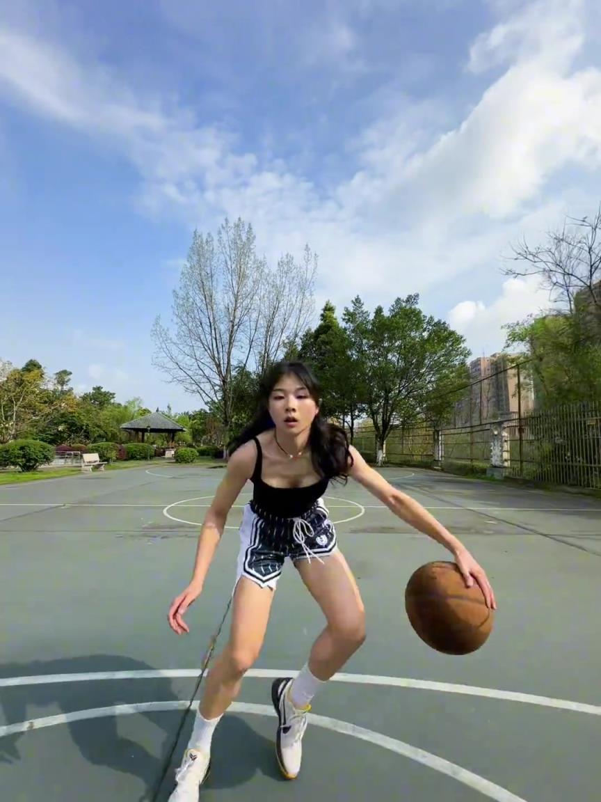 看着有点实力，敢背打我不？